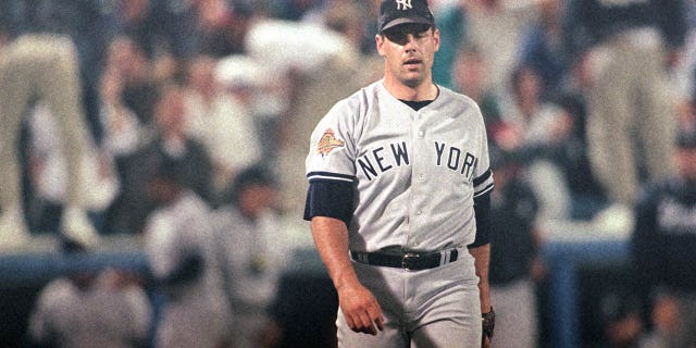 John Wetteland de los Yankees de Nueva York se para en el campo durante el Juego 3 de la Serie Mundial de 1996 contra los Bravos de Atlanta en el estadio del condado de Atlanta-Fulton el 22 de octubre de 1996 en Atlanta.