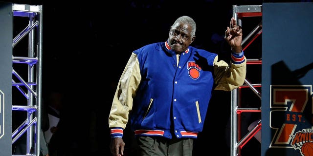 New York Knicks Legends Willis Reed se ve durante el juego entre los Memphis Grizzlies y los New York Knicks el 29 de octubre de 2016 en el Madison Square Garden en la ciudad de Nueva York, Nueva York.  