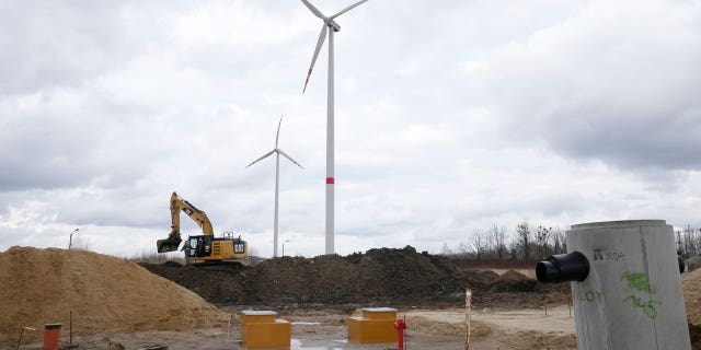 Las turbinas eólicas se encuentran en un campo en Budy Mszczonowskie, Polonia, el 21 de febrero de 2022.