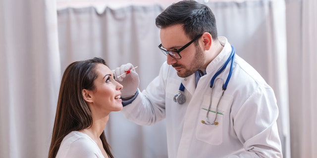 Ahli kacamata merekomendasikan untuk memeriksakan diri ke dokter mata sebelum mulai menggunakan obat tetes mata.