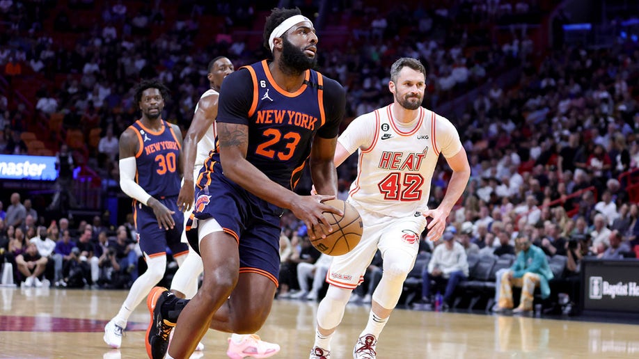 Mitchell Robinson drives to the basket