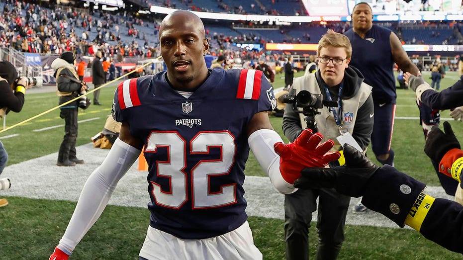 <div></noscript>Former Patriots star Devin McCourty voices displeasure with 'The Dynasty' docuseries</div>