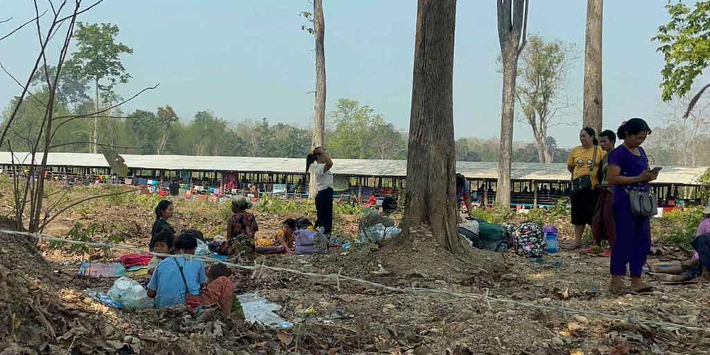 Over 5,000 migrants flee Burma into Thailand as fighting in the country intensifies - Vimarsana News