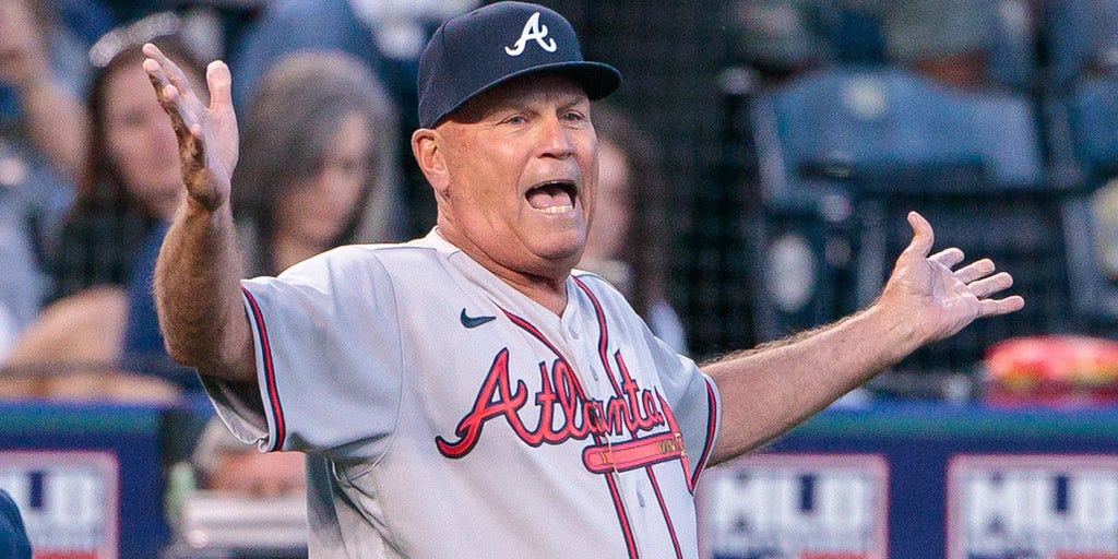 Braves' Brian Snitker ejected following animated argument with umpires | Fox News