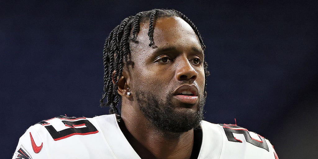 Atlanta Falcons cornerback Casey Hayward (29) warms up before an