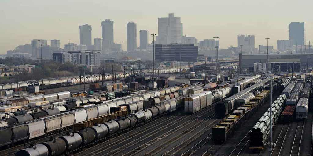 Texas train collision, derailment injures 2 rail employees - Vimarsana News