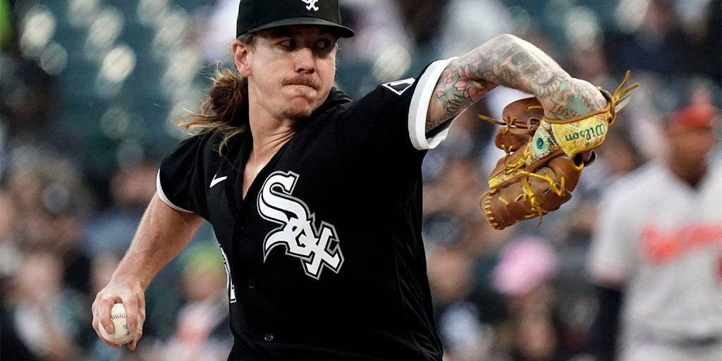 Mike Clevinger of the Chicago White Sox delivers a pitch during the News  Photo - Getty Images