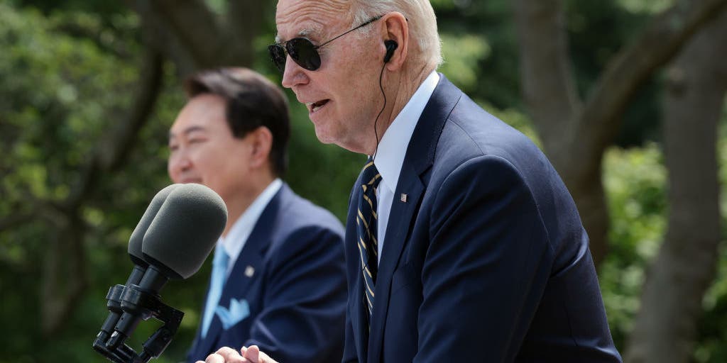 Biden belittled for using 'cheat sheet' with reporter's question pre-written on it: 'It's no surprise' - Vimarsana News