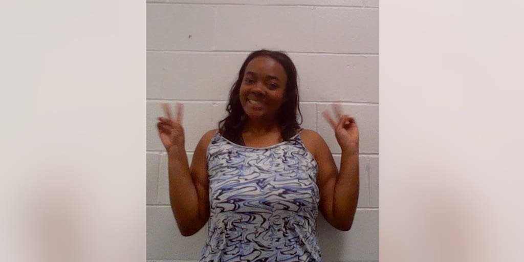 New Hampshire wrong-way driver flashes smile, peace signs in mugshot after police deflate tires on interstate - Vimarsana News