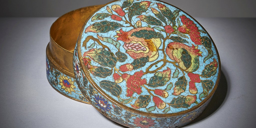 Chinese box believed to be owned by emperor from Ming Dynasty found in dusty cabinet, now set for auction - Vimarsana News