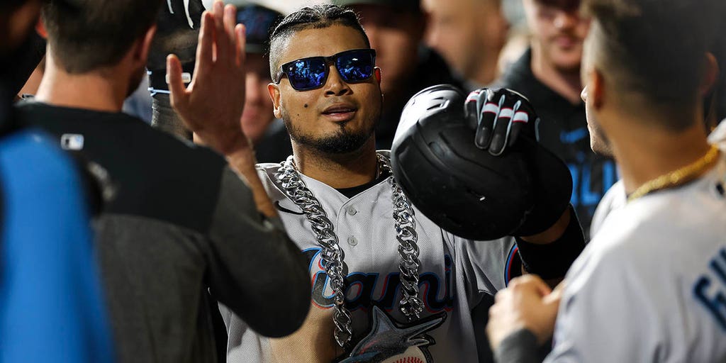 Defending batting champion Luis Arraez hits for Marlins' first cycle in  franchise history