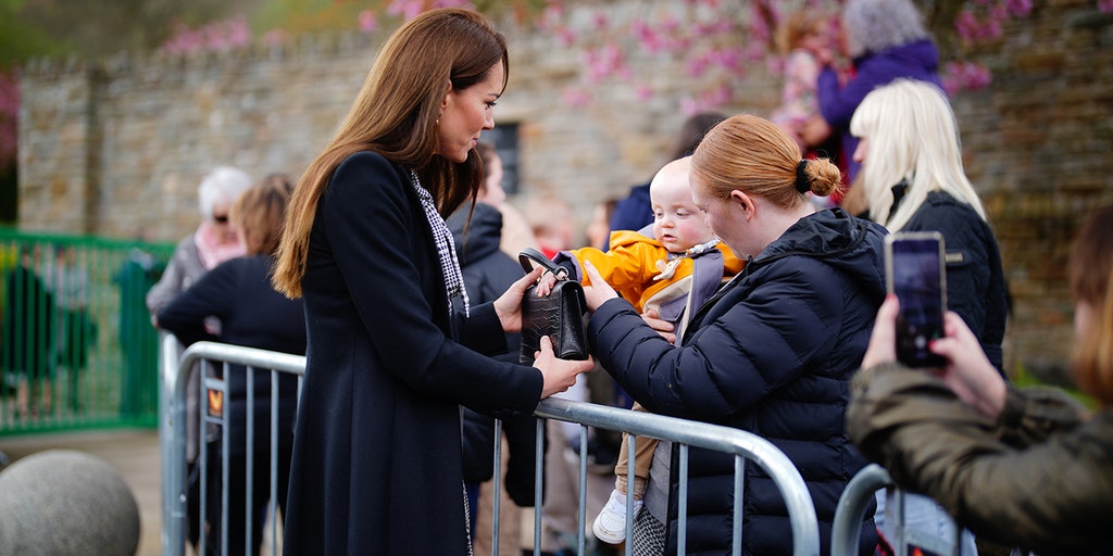 Kate Middleton leaves her purse with fascinated baby: 'I'll come back for it' - Vimarsana News