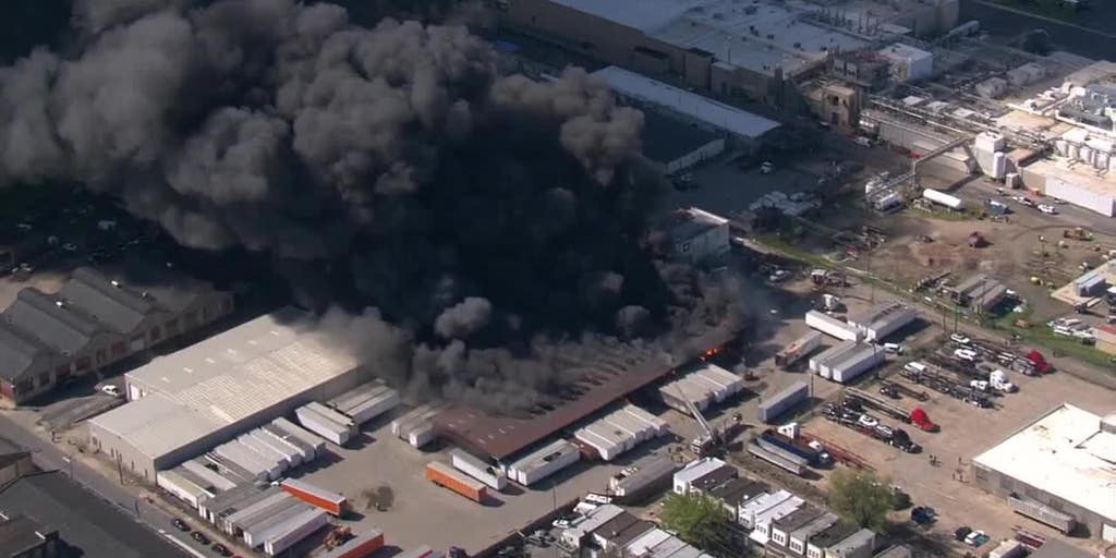 Philadelphia firefighters battle 4-alarm warehouse blaze - Vimarsana News