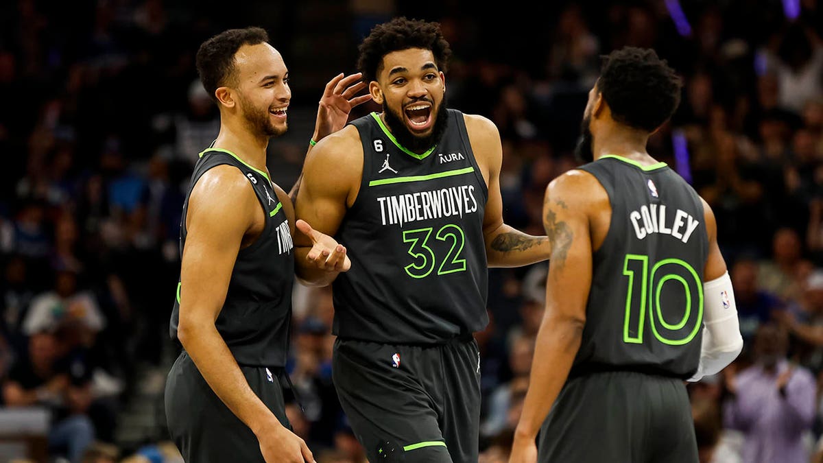 Karl Towns with teammates