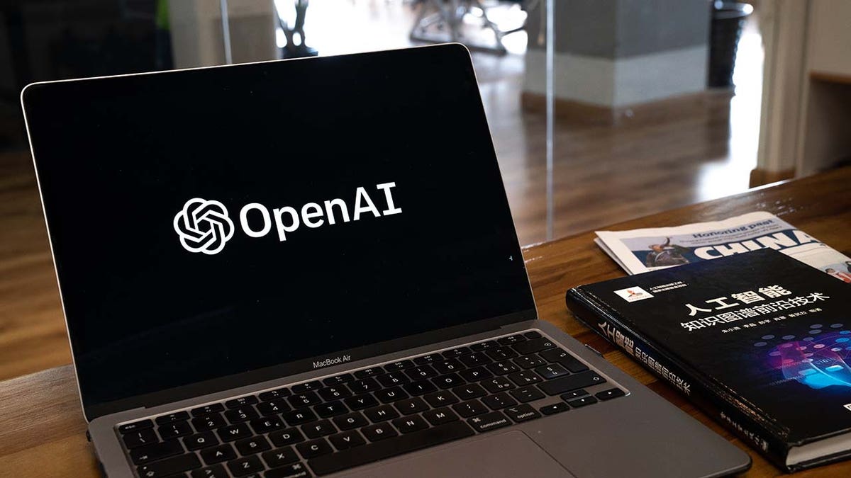 OpenAI లోగో ల్యాప్‌టాప్‌లో అమర్చబడింది