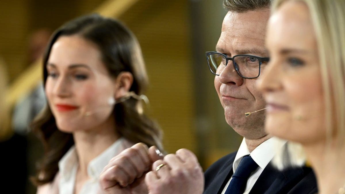 Sanna Marin, à esquerda, com outros políticos finlandeses na noite das eleições