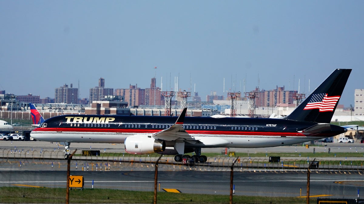 El avión del expresidente Donald Trump rueda en la pista del aeropuerto LaGuardia