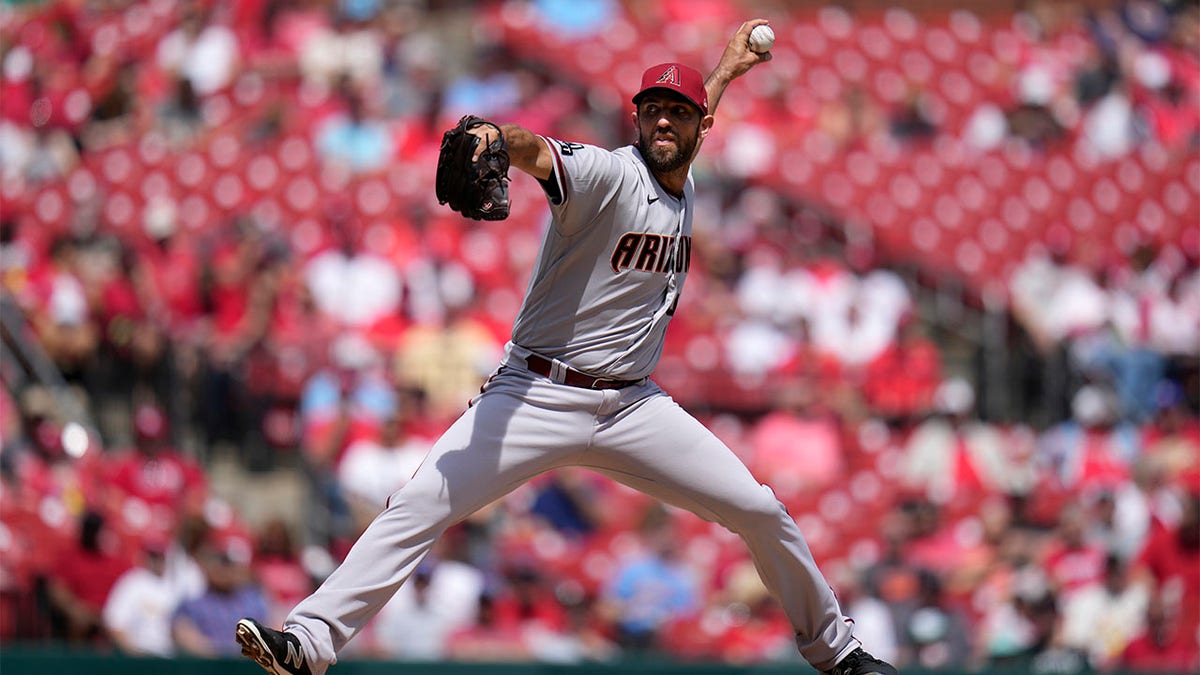 Madison Bumgarner pitches against the Cardinals