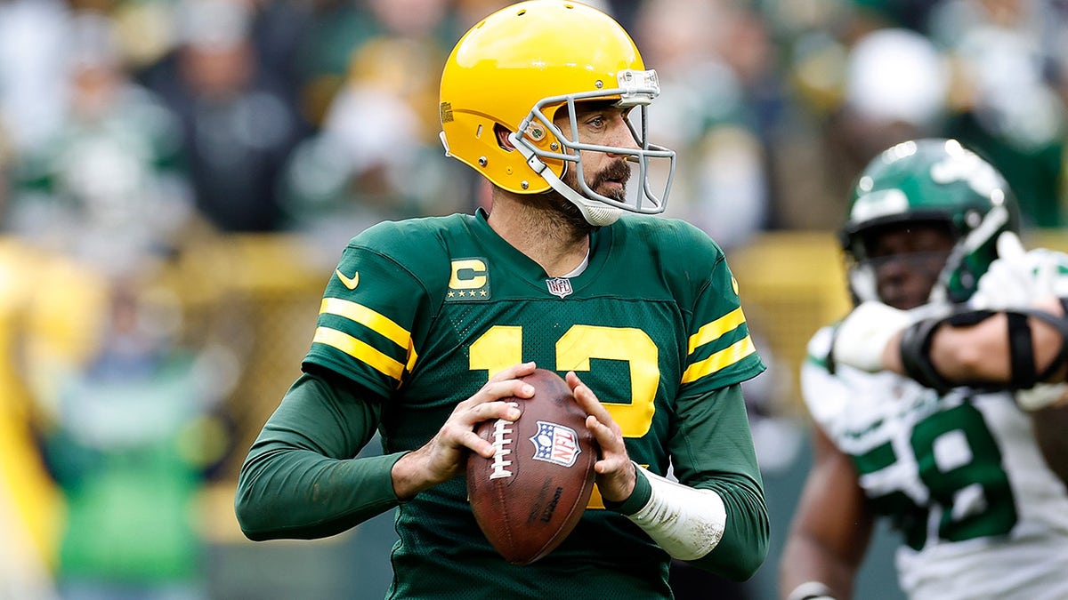 Aaron Rodgers plays the Jets