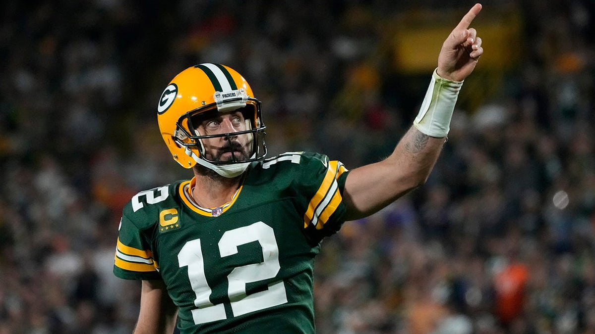 Aaron Rodgers points to the sky