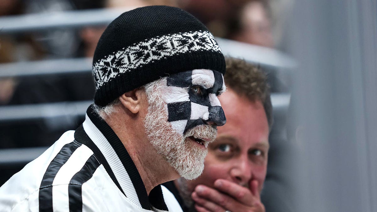 Will Ferrell watches the Los Angeles Kings game