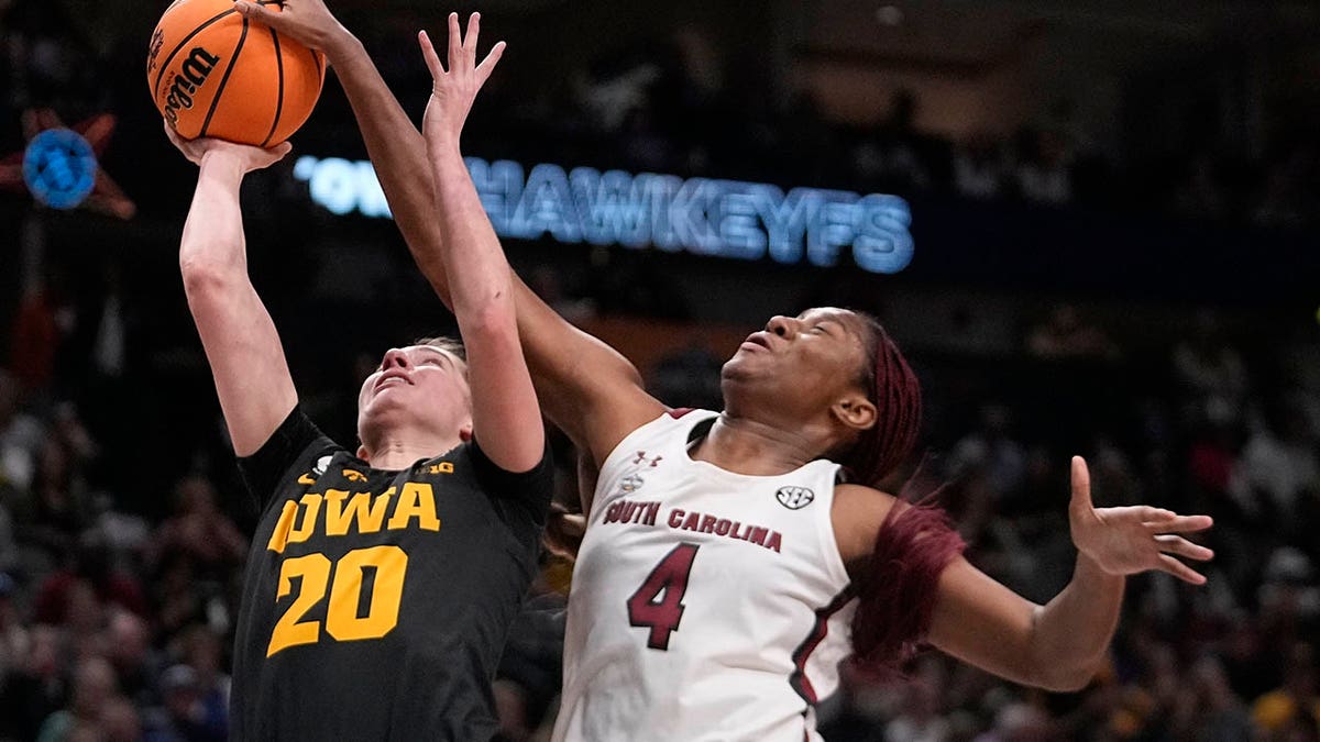 Aliyah Boston blocks Caitlin Clark