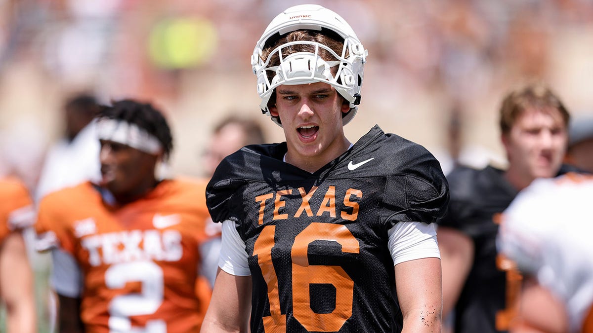 Texas' Quinn Ewers Explains Viral Photo With Arch Manning And Other QBs ...