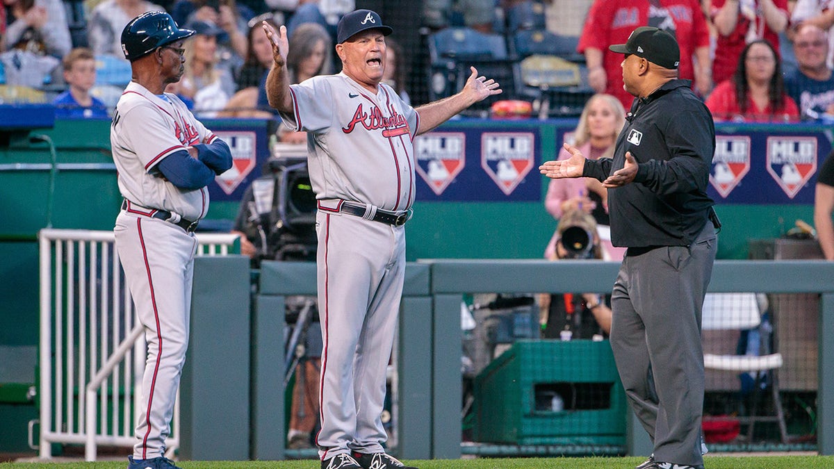 Brian Snitker ejected because umpires forgot what a foul ball