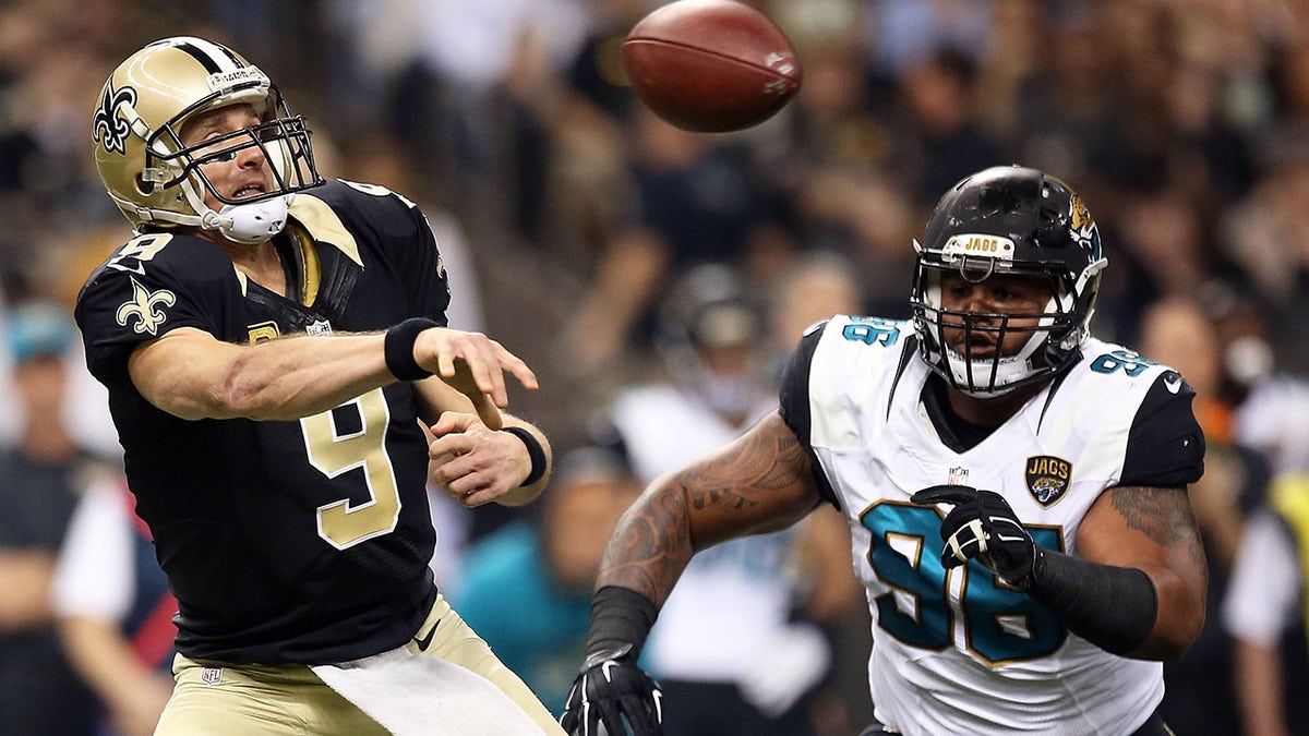 Chris Smith chases Drew Brees