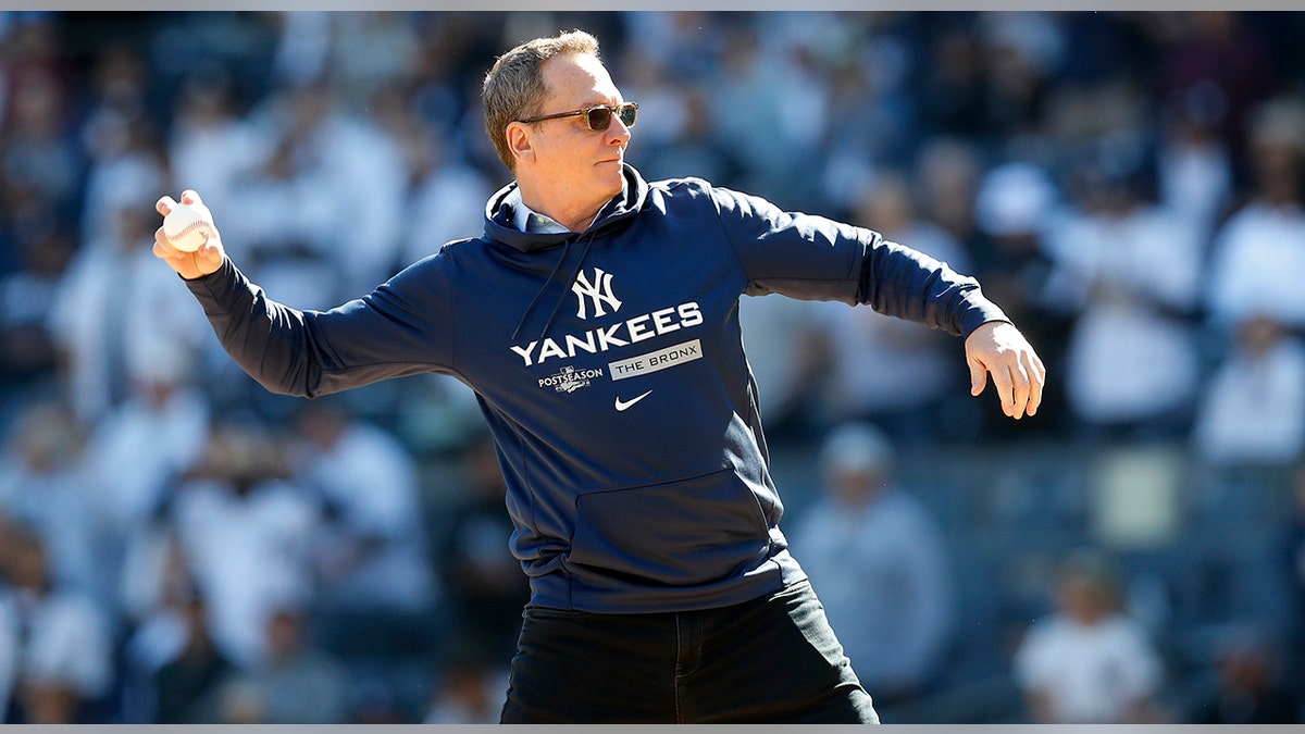 David Cone throws ball