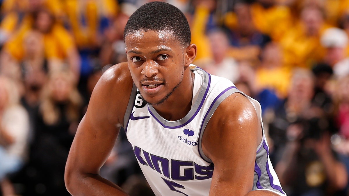 Kings Star De'Aaron Fox Doubtful For Game 5 With Fractured Finger On ...