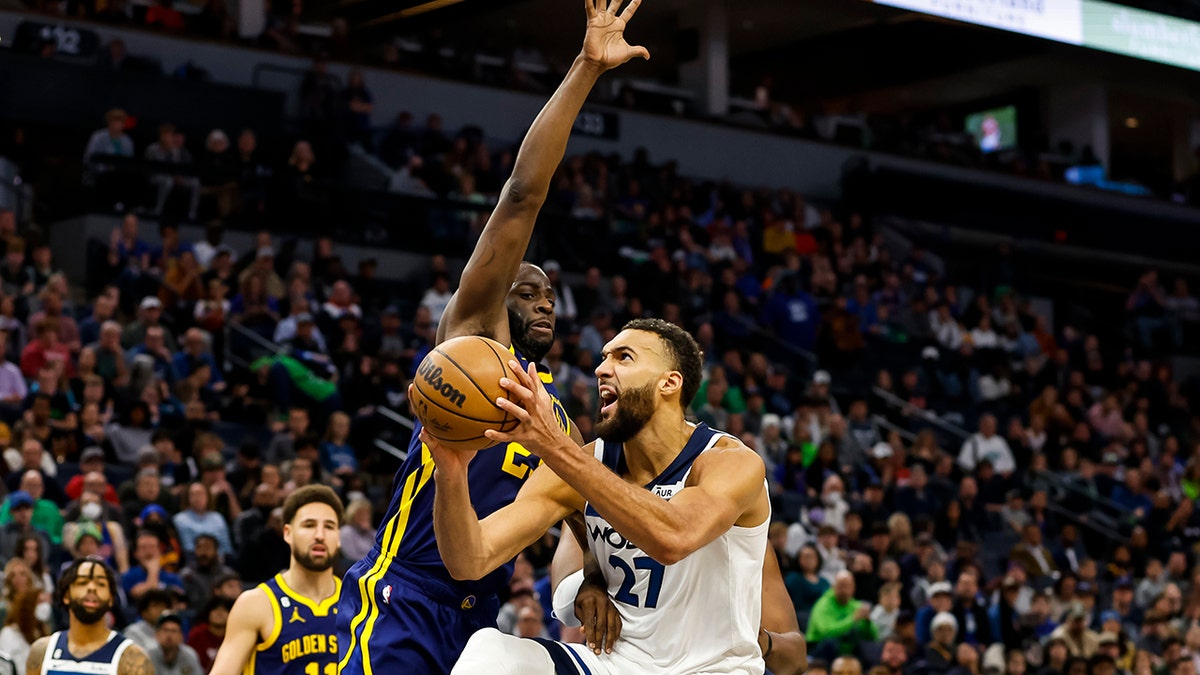 Rudy Gobert defended by Draymond Green