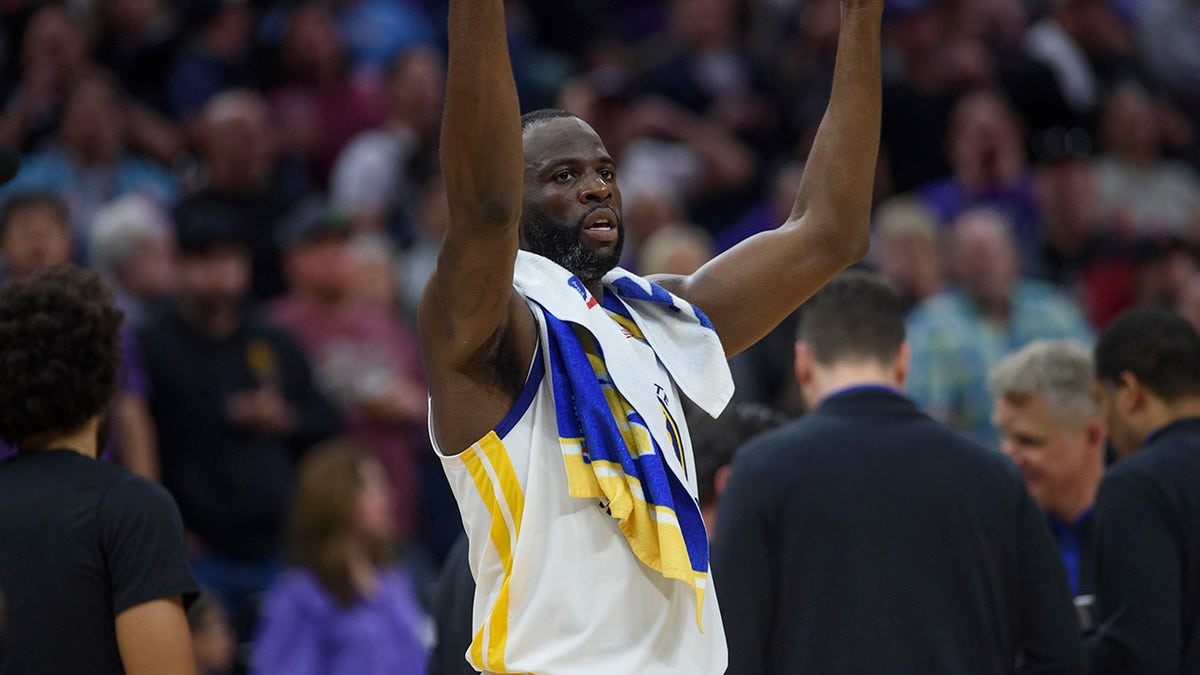 Draymond Green plays to the crowd