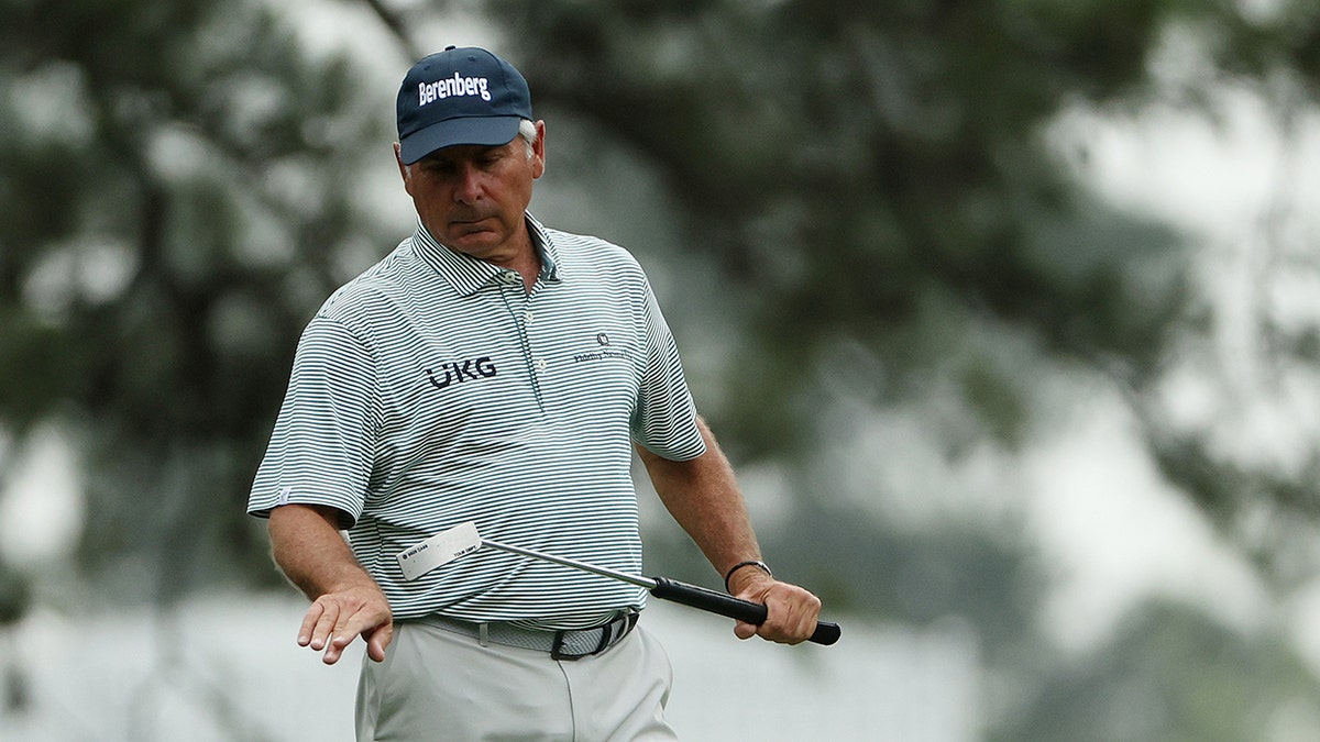 Fred Couples wipes off putter