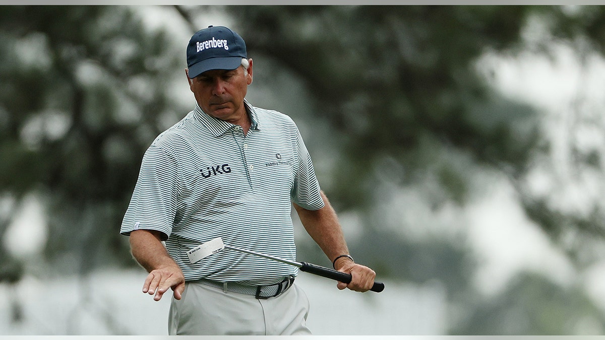 Fred Couples wipes off putter