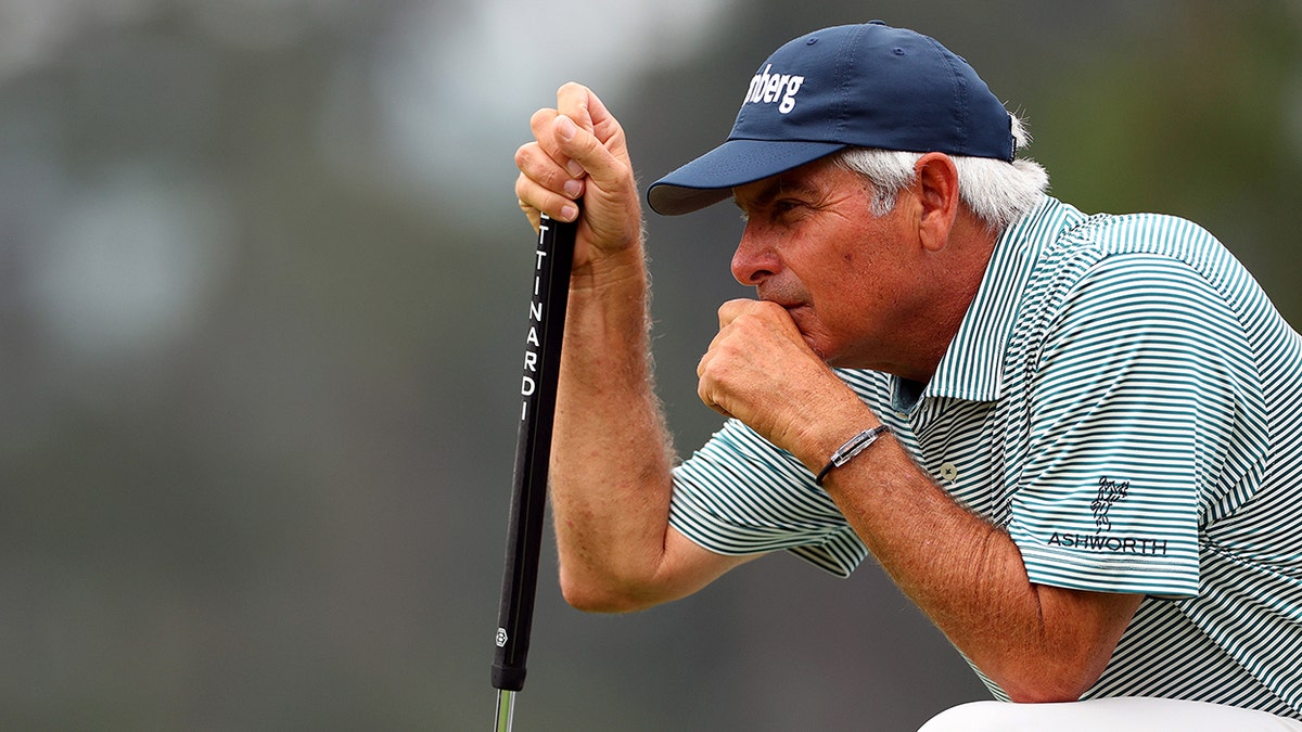 Fred Couples reads putt