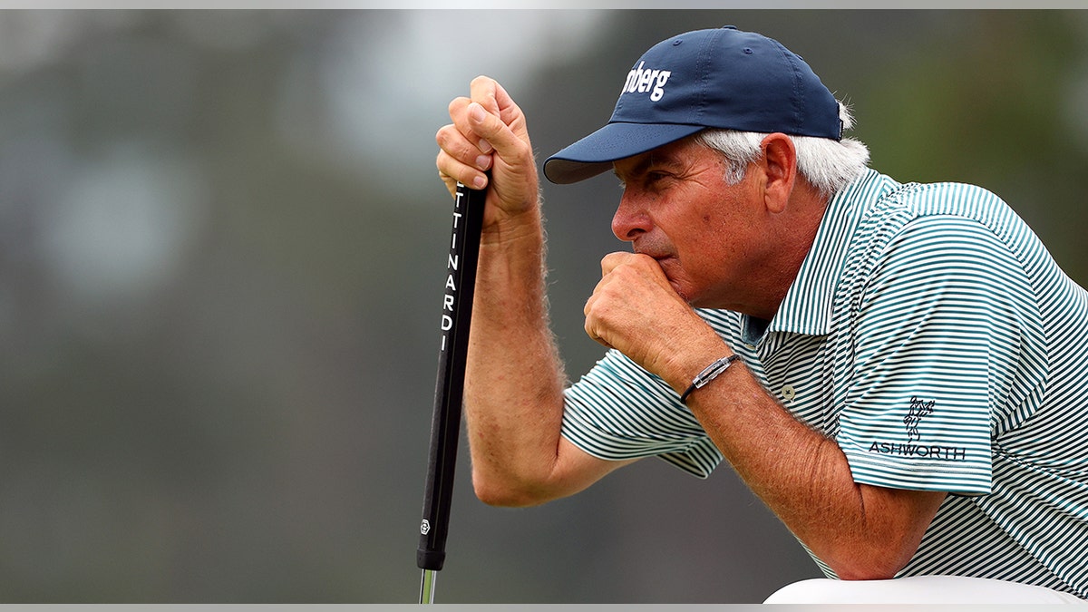 Fred Couples reads putt
