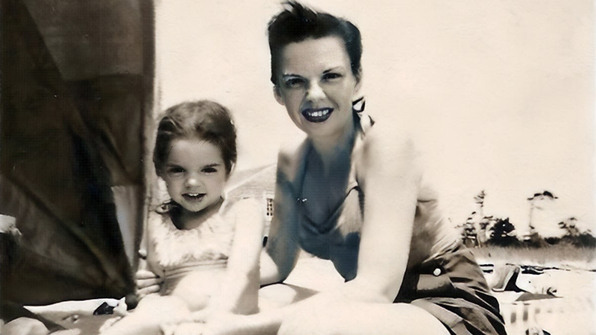 Judy Garland smiling next to her daughter Liza