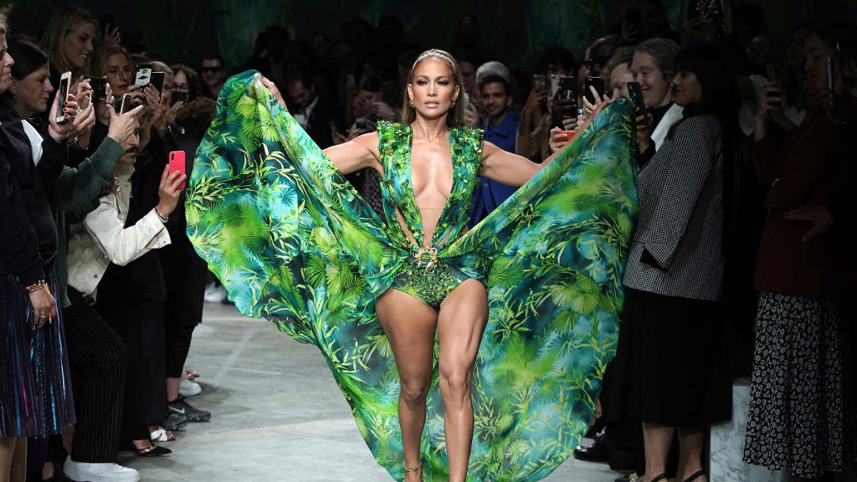 jennifer lopez milan fashion week runway