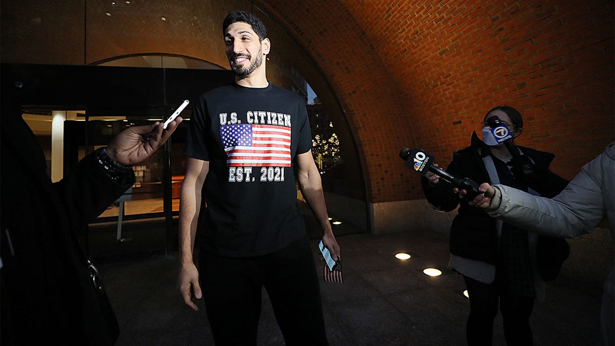 Enes Kanter is sworn in as a U.S. citizen