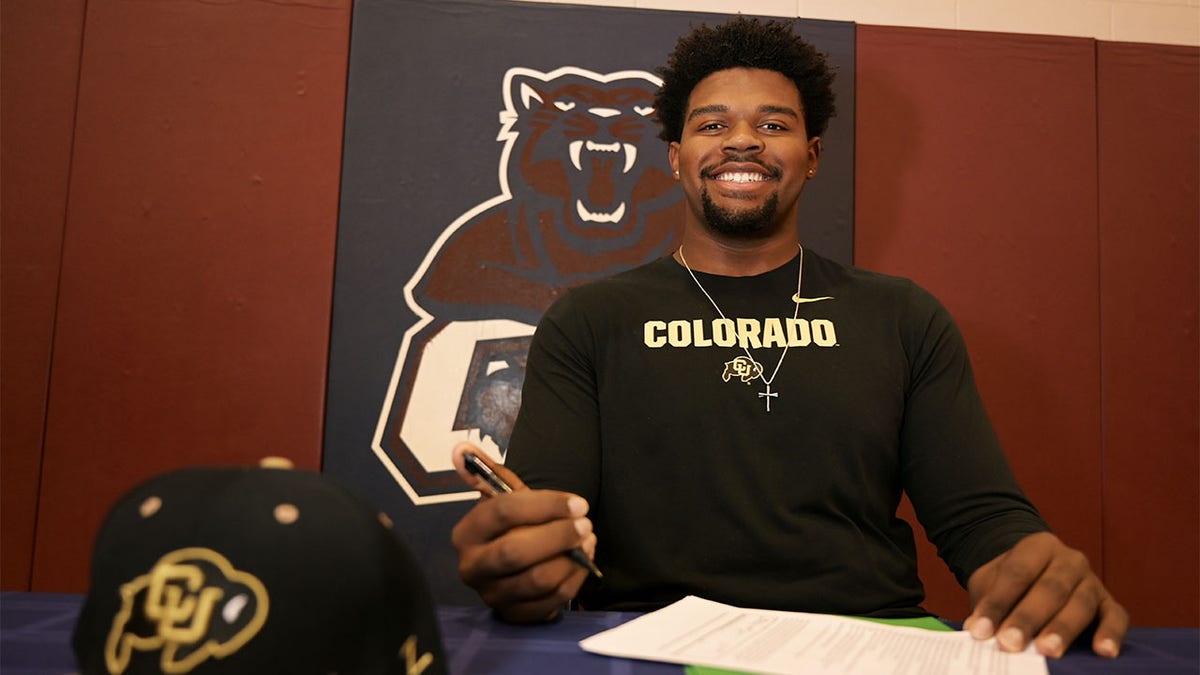 Travis Gray signs with Colorado in 2021