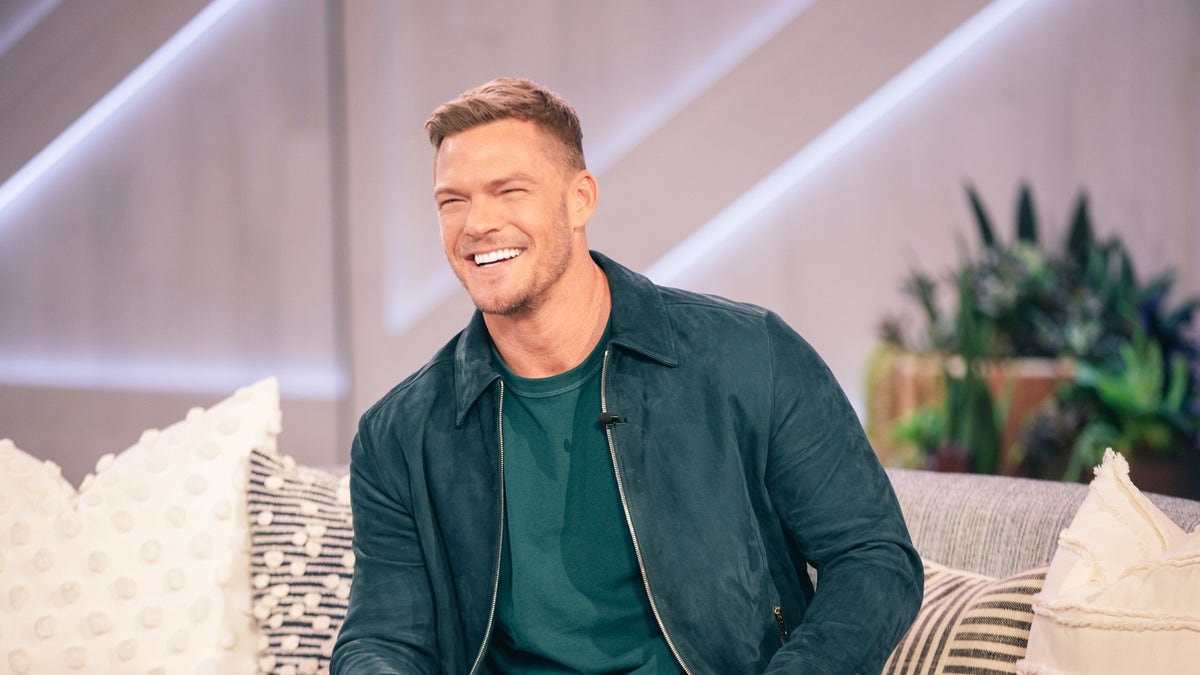 Alan Ritchson on Kelly Clarksons show