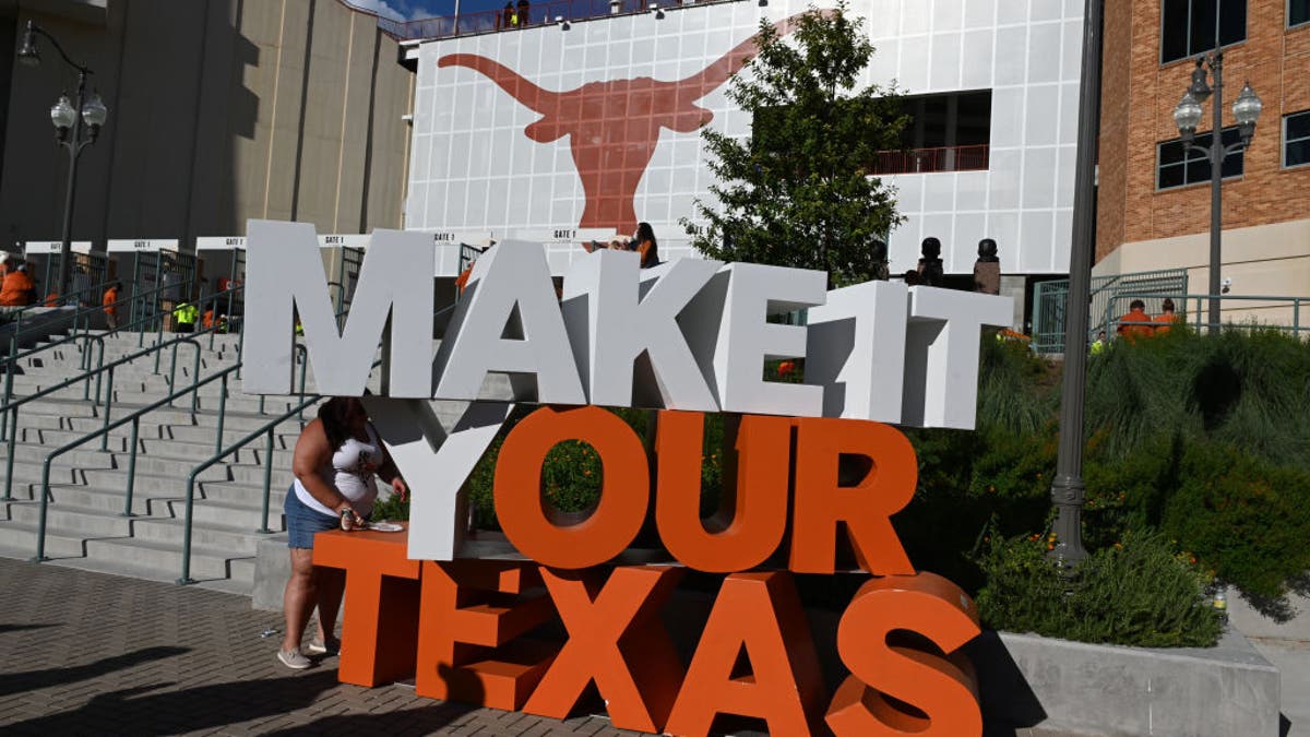 Texas Longhorns sign