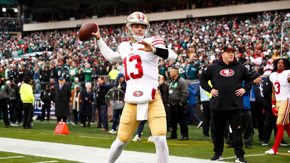 Brock Purdy warms up before the NFC Championship