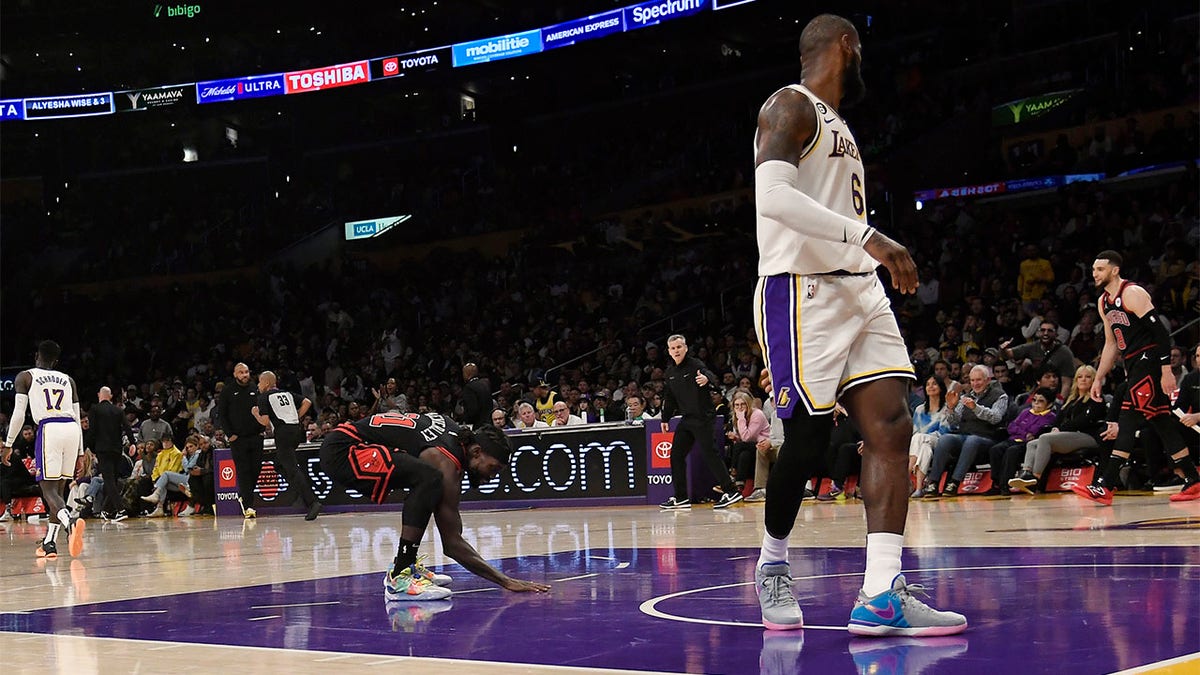 Patrick Beverley gives LeBron James the "too small" gesture