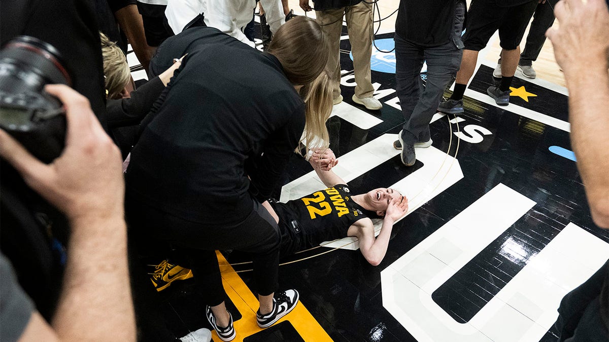 Hawkeyes’ Star Caitlin Clark Waves Off Unguarded South Carolina Player ...