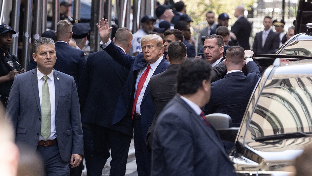 Trump waves before NYC arraignment
