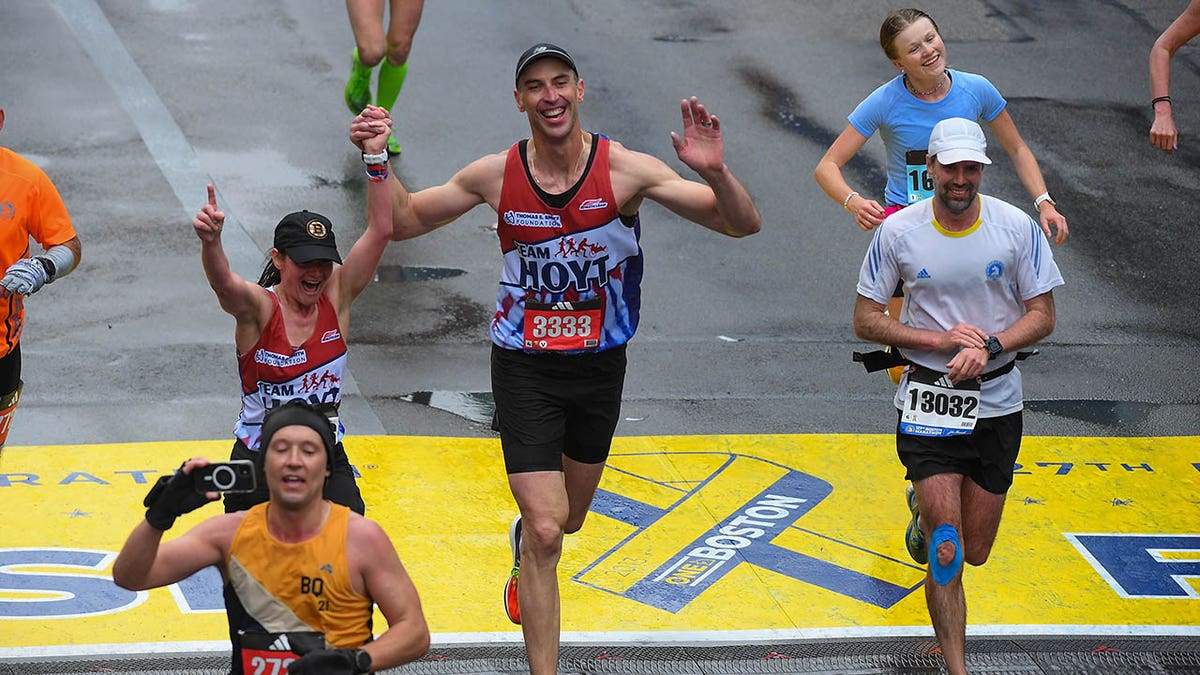 Zdeno Chara, other ex-Boston athletes run in Boston Marathon