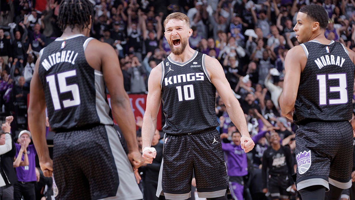 Domantas Sabonis reacts in a game against the Warriors