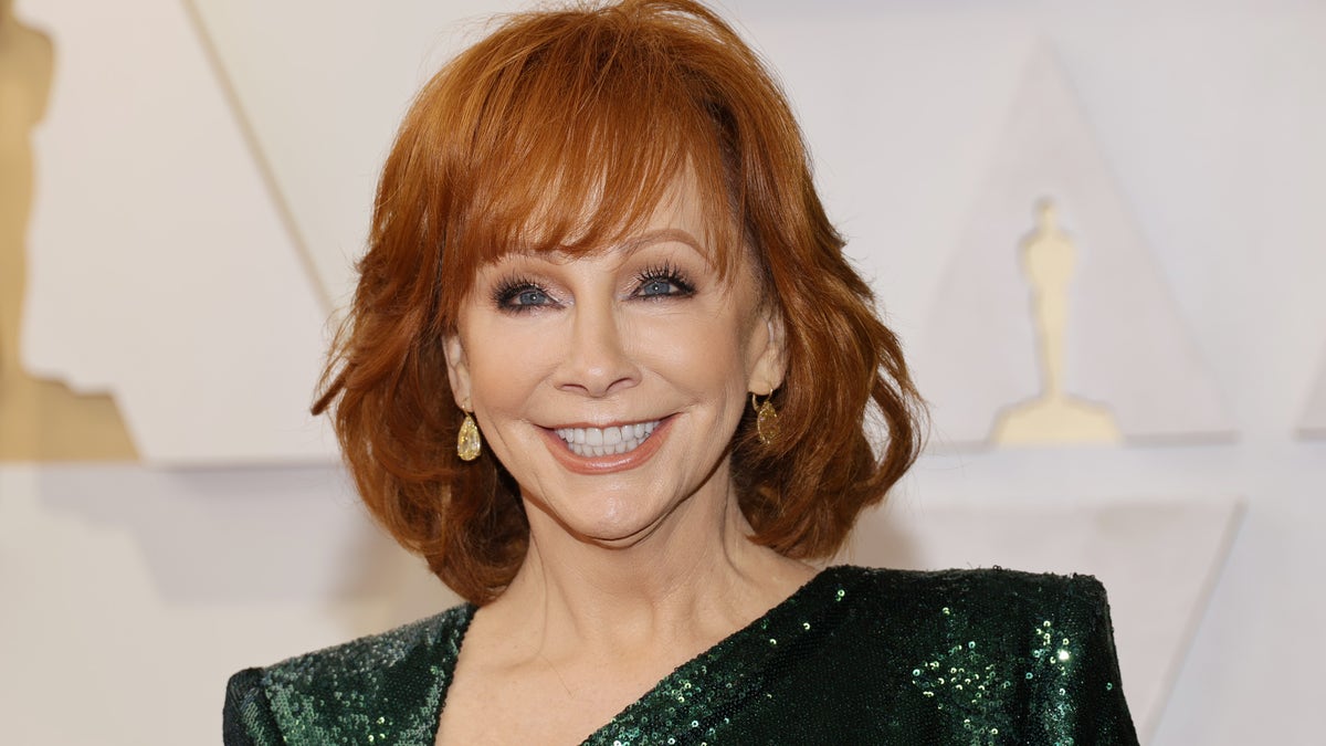 Reba McEntire close up in green dress